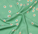 Viscose - Margrietjes op muntgroen-2