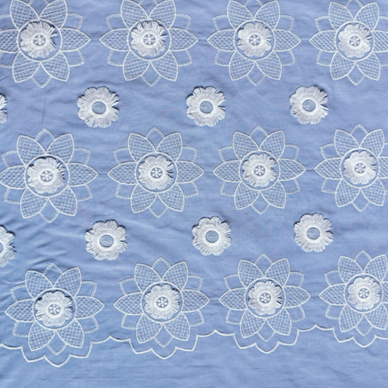 Katoen - Witte fluisterbloem op lichtblauw