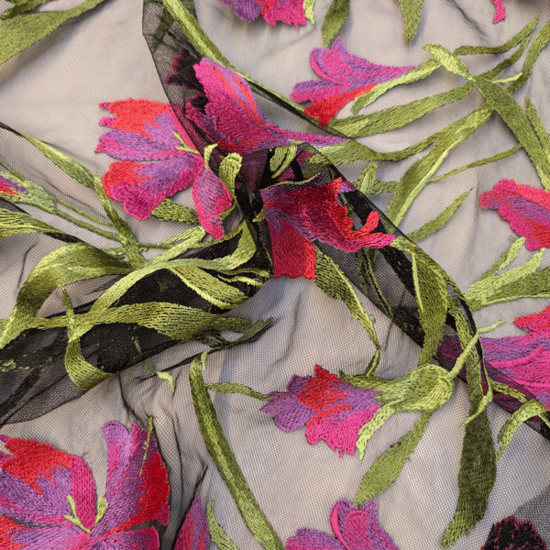 Kant - Felroze bloemen op zwarte kant