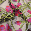 Kant - Felroze bloemen op zwarte kant