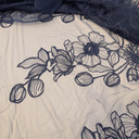 Kant - Donkerblauw met bloemen 2