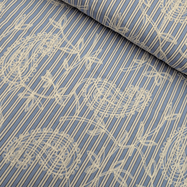 Katoen - Geborduurde paisley op blauwe streep