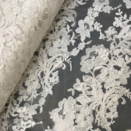 Kant - Bloemen op mesh haute ecru