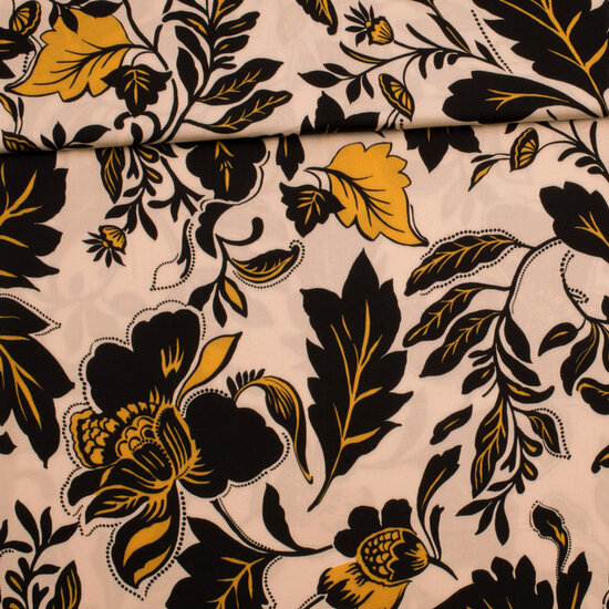 Viscose - oker en zwarte bloemen op lichtroze