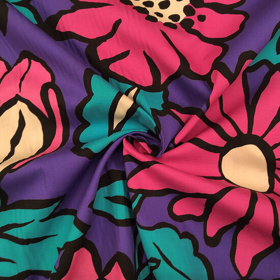 Katoen - zwart omlijnde bloem op paars