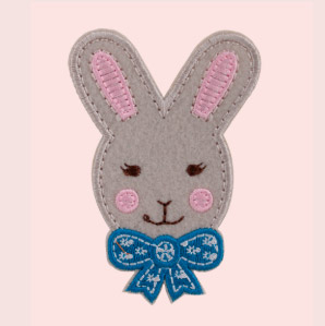 Applicatie - grijs konijn met blauwe strik