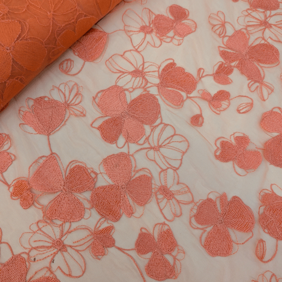 Kant - Koraal met geborduurde bloemen