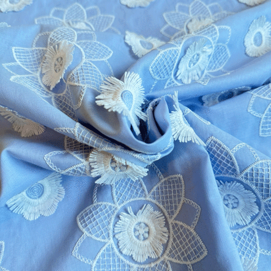 Katoen - Witte fluisterbloem op lichtblauw