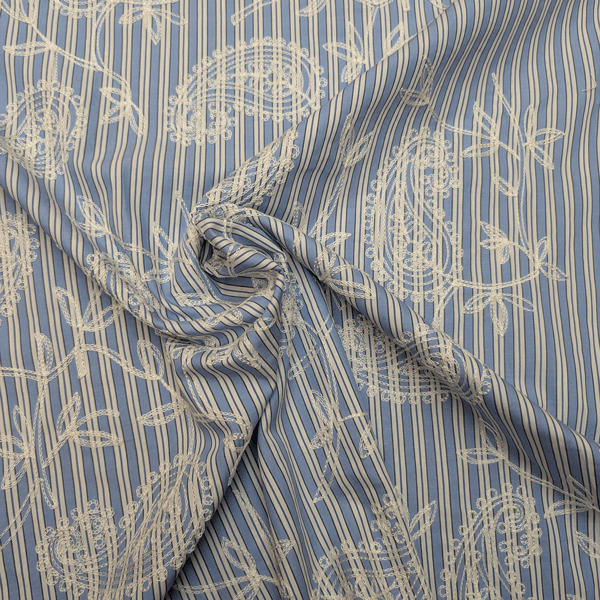 Katoen - Geborduurde paisley op blauwe streep