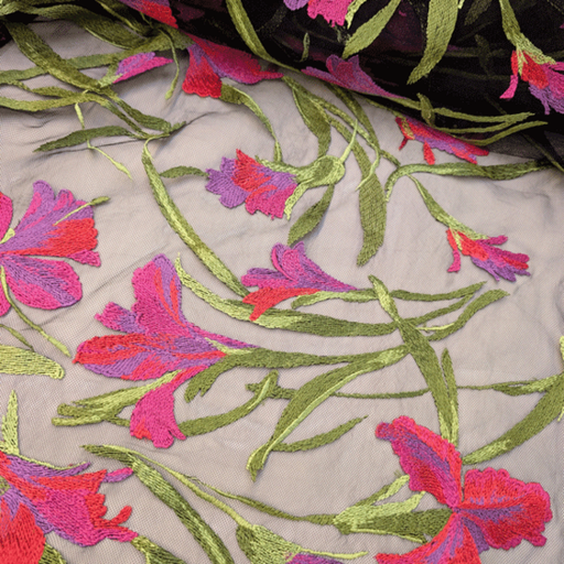 Kant - Felroze bloemen op zwarte kant